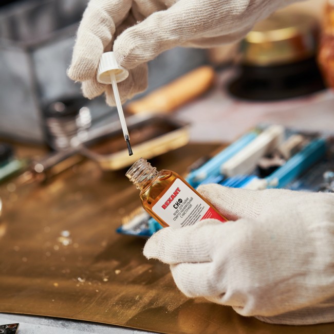 Флюс для пайки, СКФ (спирто-канифольный), 30мл, с кисточкой, флакон REXANT Флюс для пайки, СКФ (спирто-канифольный), 30мл, с кисточкой, флакон REXANT