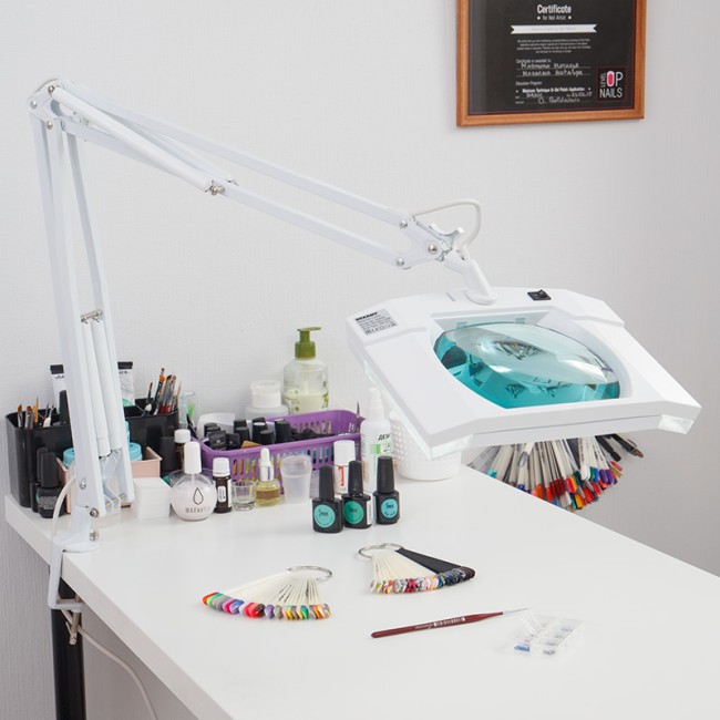 Лупа на струбцине квадратная 3D с подсветкой, 150х180мм, белая REXANT Лупа на струбцине квадратная 3D с подсветкой, 150х180мм, белая REXANT