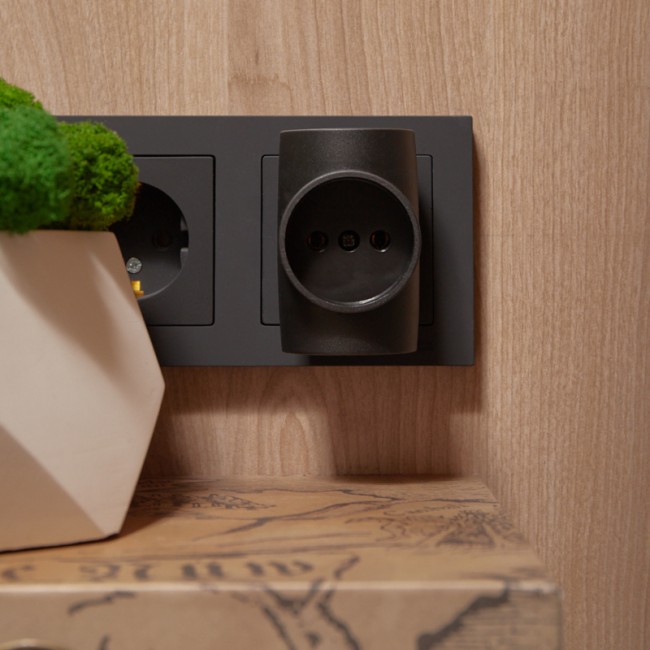 Тройник электрический 10А без заземления, черный REXANT