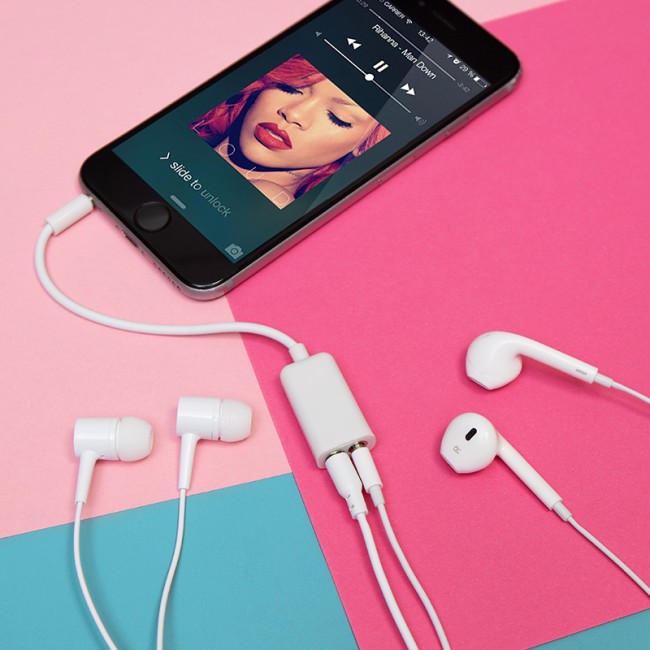 Аудиоразветвитель штекер 3,5 мм на 2 белый REXANT 