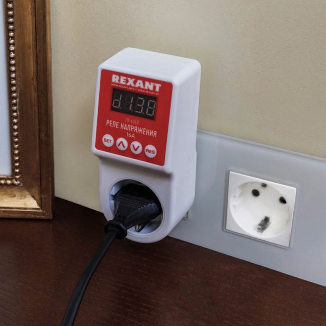 Реле напряжения «вилка-розетка» c дисплеем 16А Реле напряжения «вилка-розетка» c дисплеем 16А