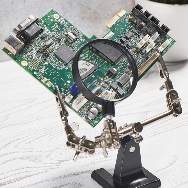 Держатель Третья рука, 2 зажима, лупа 60мм (2.5х), основание чугун REXANT Держатель Третья рука, 2 зажима, лупа 60мм (2.5х), основание чугун REXANT