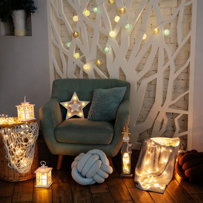 Декоративный фонарь со свечкой, белый корпус со снежинкой, размер 12х12х18 см, цвет теплый белый Декоративный фонарь со свечкой, белый корпус со снежинкой, размер 12х12х18 см, цвет теплый белый