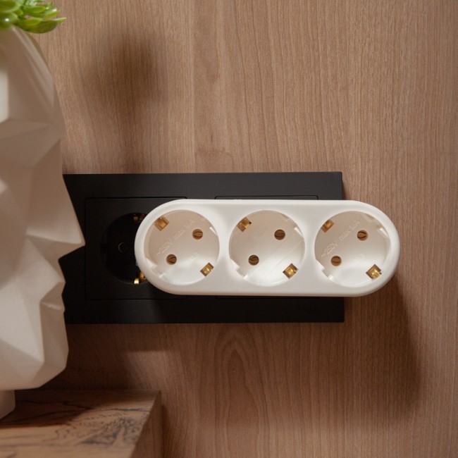 Тройник электрический линейный 16 А вертикальный с заземлением, белый REXANT