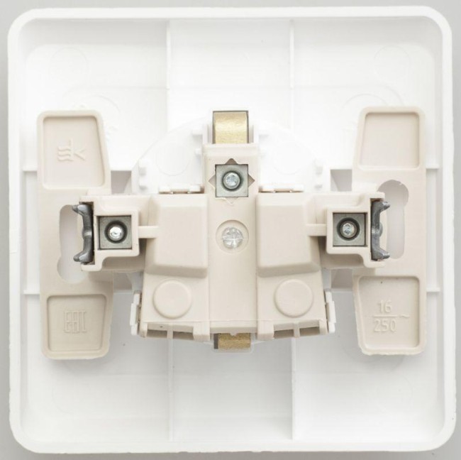 Розетка 1-м СП Этюд 16А IP20 250В с заземл. защ. шторки бел. SE PC16-004B Розетка 1-м СП Этюд 16А IP20 250В с заземл. защ. шторки бел. SE PC16-004B