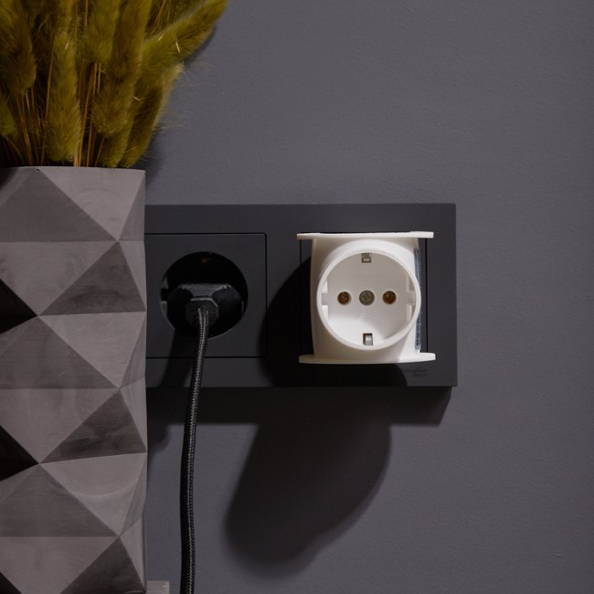 Тройник электрический универсальный 16 А одно гнездо с заземлением белый REXANT