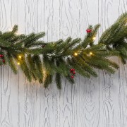 Еловый шлейф с ягодами и гирляндой NEON-NIGHT 1.8 м, 30 LED, 31 В, литой, теплое белое свечение Еловый шлейф с ягодами и гирляндой NEON-NIGHT 1.8 м, 30 LED, 31 В, литой, теплое белое свечение