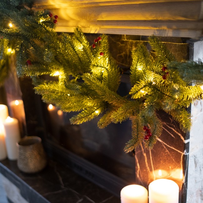 Еловый шлейф с ягодами и гирляндой NEON-NIGHT 1.8 м, 30 LED, 31 В, литой, теплое белое свечение Еловый шлейф с ягодами и гирляндой NEON-NIGHT 1.8 м, 30 LED, 31 В, литой, теплое белое свечение