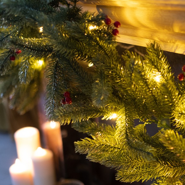 Еловый шлейф с ягодами и гирляндой NEON-NIGHT 1.8 м, 30 LED, 31 В, литой, теплое белое свечение Еловый шлейф с ягодами и гирляндой NEON-NIGHT 1.8 м, 30 LED, 31 В, литой, теплое белое свечение