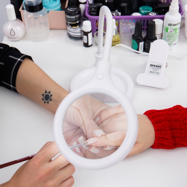 Лупа настольная 3D с подсветкой 30 SMD LED, подставка+прищепка, ø95мм, белая REXANT Лупа настольная 3D с подсветкой 30 SMD LED, подставка+прищепка, ø95мм, белая REXANT