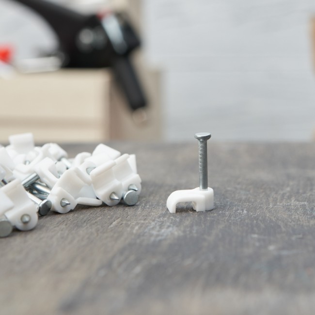 Крепеж кабеля плоский 5 х 2 мм, белый (упак. 50 шт)  REXANT