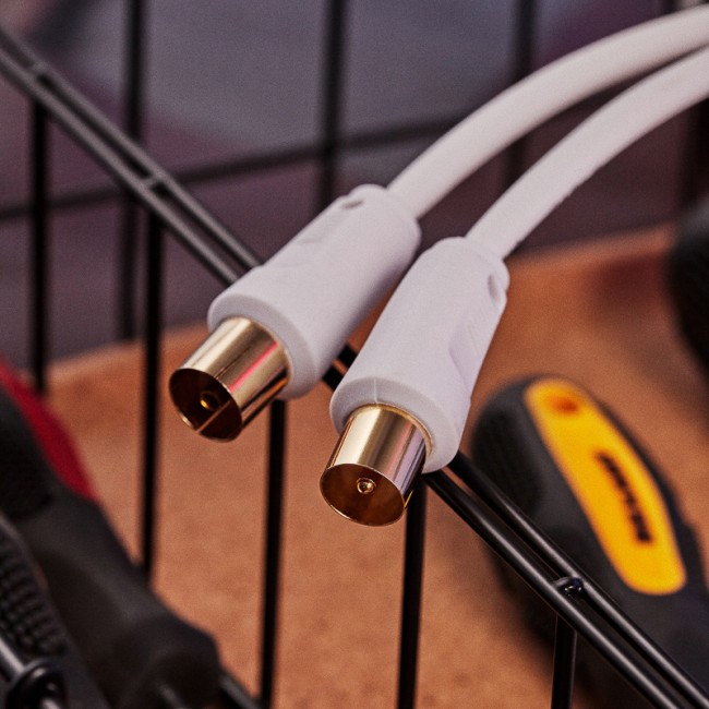 Шнур ТВ гнездо - ТВ штекер, 1,5м, белый REXANT Шнур ТВ гнездо - ТВ штекер, 1,5м, белый REXANT