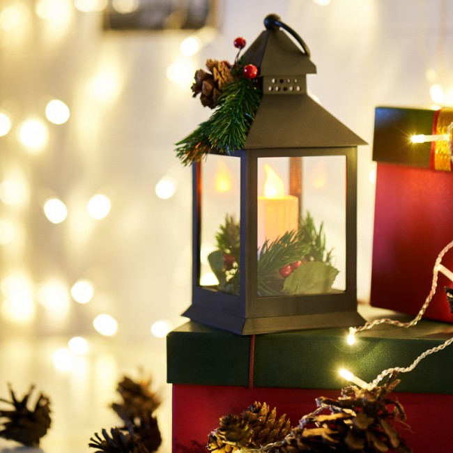 Декоративный фонарь со свечкой и шишкой, черный корпус, размер 10,7x10,7x23,5 см, цвет теплый белый Декоративный фонарь со свечкой и шишкой, черный корпус, размер 10,7x10,7x23,5 см, цвет теплый белый