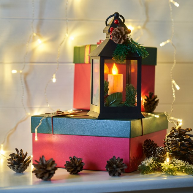 Декоративный фонарь со свечкой и шишкой, черный корпус, размер 10,7x10,7x23,5 см, цвет теплый белый Декоративный фонарь со свечкой и шишкой, черный корпус, размер 10,7x10,7x23,5 см, цвет теплый белый