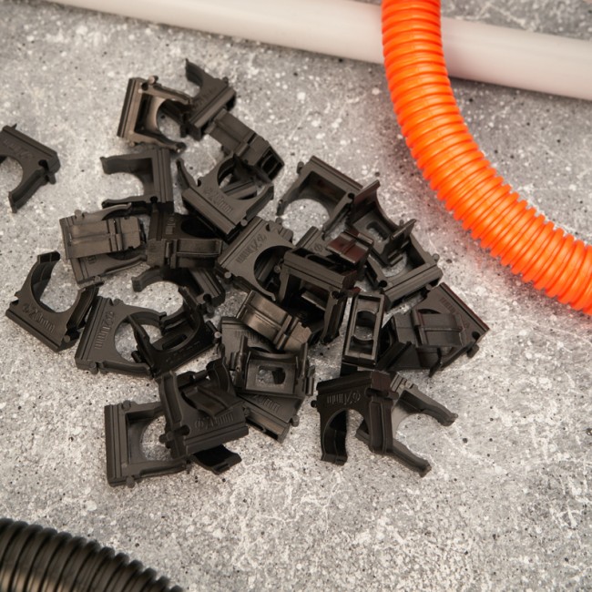 Крепеж-клипса для трубы ø 20 мм, черная (100 шт./уп.) REXANT Крепеж-клипса для трубы ø 20 мм, черная (100 шт./уп.) REXANT