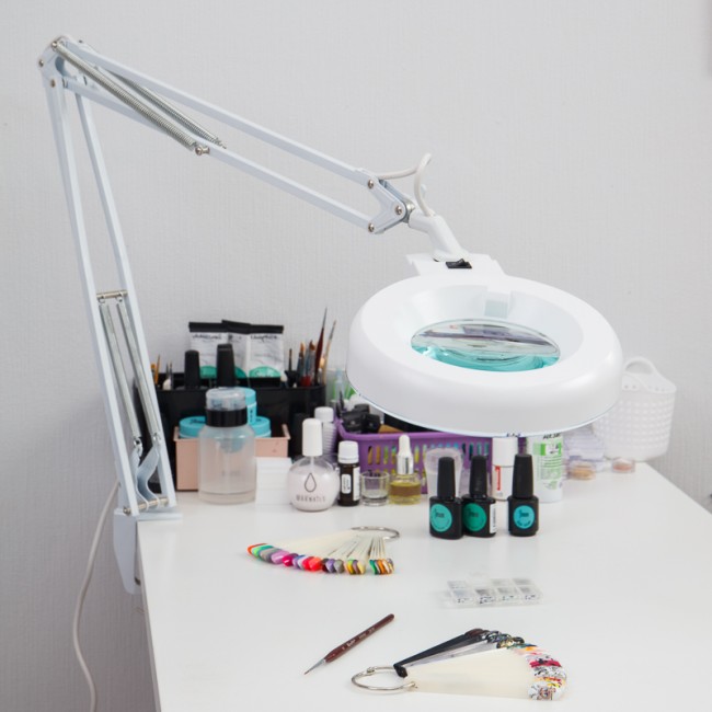 Лупа на струбцине круглая 8D с подсветкой, ø127мм, белая REXANT Лупа на струбцине круглая 8D с подсветкой, ø127мм, белая REXANT