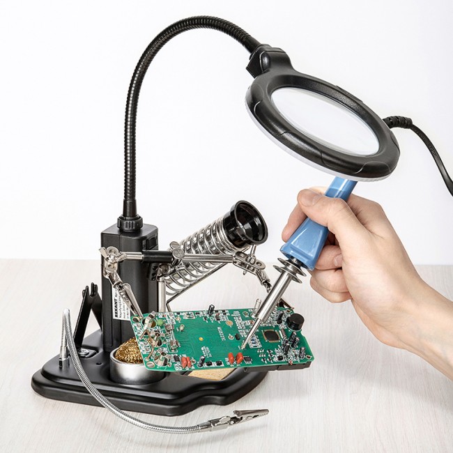Держатель Третья рука, МАСТЕР, 3 зажима, лупа 90мм (3х), подставка паяльника, стенд припоя, LED подсветка REXANT Держатель Третья рука, МАСТЕР, 3 зажима, лупа 90мм (3х), подставка паяльника, стенд припоя, LED подсветка REXANT