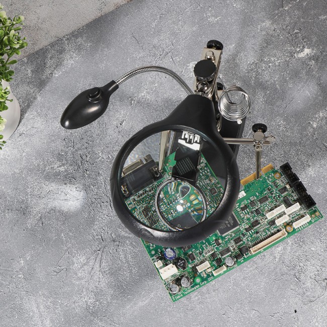 Держатель Третья рука, 2 зажима, лупа 90мм (2.5х) + 2х34мм, подставка паяльника, LED подсветка REXANT Держатель Третья рука, 2 зажима, лупа 90мм (2.5х) + 2х34мм, подставка паяльника, LED подсветка REXANT