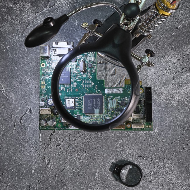 Держатель Третья рука, 2 зажима, лупа 90мм (2.5х) + 2х34мм, подставка паяльника, LED подсветка REXANT Держатель Третья рука, 2 зажима, лупа 90мм (2.5х) + 2х34мм, подставка паяльника, LED подсветка REXANT