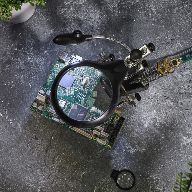 Держатель Третья рука, 2 зажима, лупа 90мм (2.5х) + 2х34мм, подставка паяльника, LED подсветка REXANT Держатель Третья рука, 2 зажима, лупа 90мм (2.5х) + 2х34мм, подставка паяльника, LED подсветка REXANT