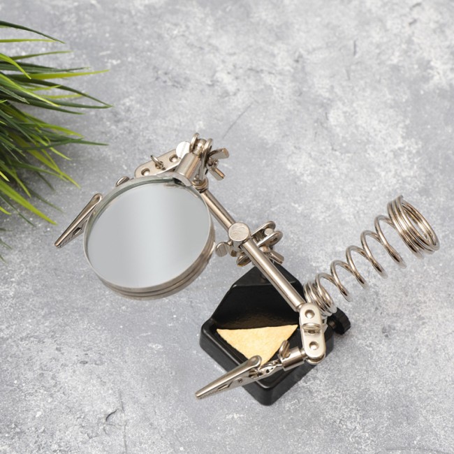 Держатель Третья рука, 2 зажима, лупа 60мм (2.5х), подставка паяльника, ниша, губка, чугун REXANT Держатель Третья рука, 2 зажима, лупа 60мм (2.5х), подставка паяльника, ниша, губка, чугун REXANT