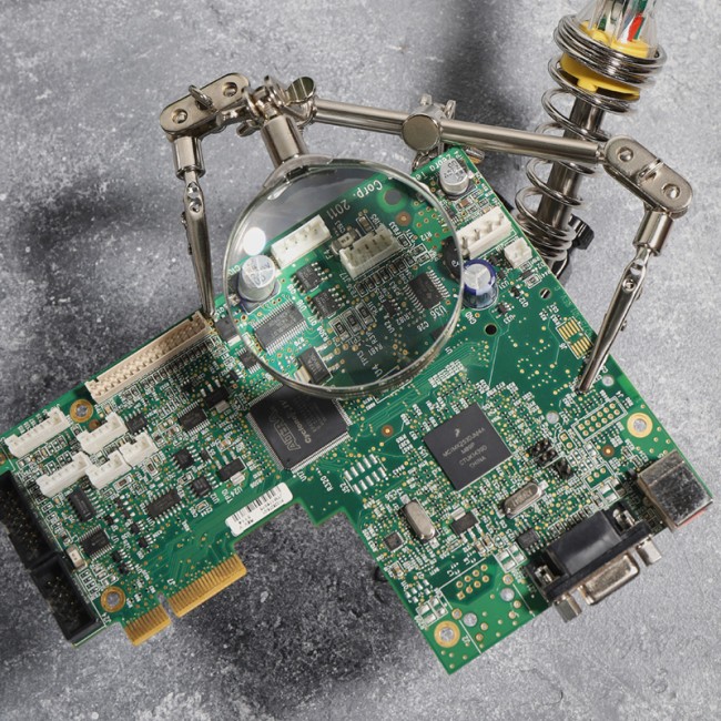 Держатель Третья рука, 2 зажима, лупа 60мм (2.5х), подставка паяльника, ниша, губка, чугун REXANT Держатель Третья рука, 2 зажима, лупа 60мм (2.5х), подставка паяльника, ниша, губка, чугун REXANT