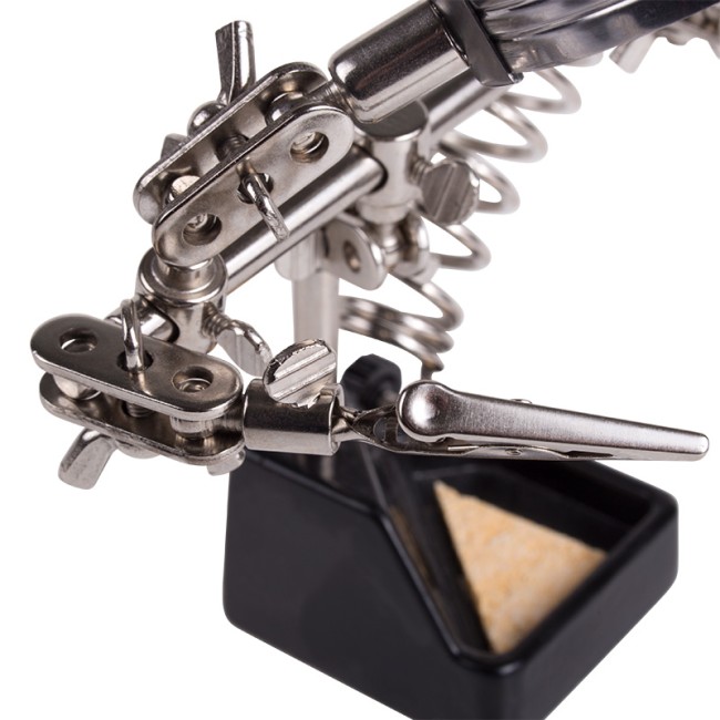 Держатель Третья рука, 2 зажима, лупа 60мм (2.5х), подставка паяльника, ниша, губка, чугун REXANT Держатель Третья рука, 2 зажима, лупа 60мм (2.5х), подставка паяльника, ниша, губка, чугун REXANT