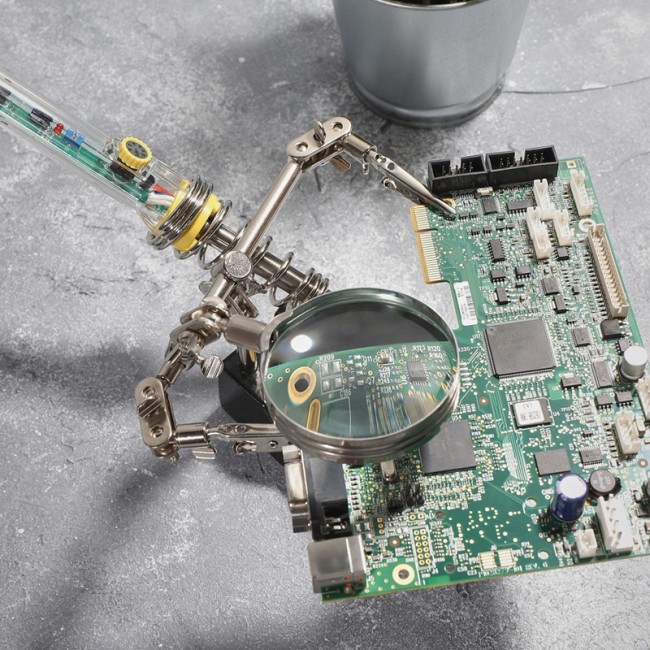 Держатель Третья рука, 2 зажима, лупа 60мм (2.5х), подставка паяльника, ниша, губка, чугун REXANT Держатель Третья рука, 2 зажима, лупа 60мм (2.5х), подставка паяльника, ниша, губка, чугун REXANT