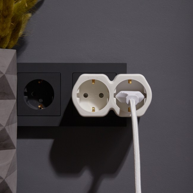 Двойник электрический 16 А с заземлением и защитными шторками, белый REXANT 