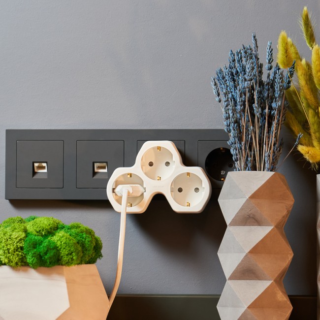 Тройник электрический 16 А с заземлением и защитными шторками, белый REXANT 