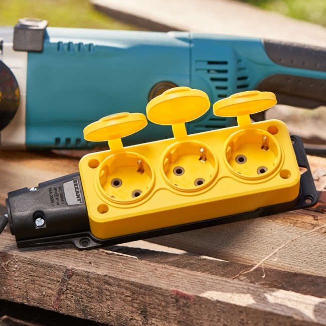 Розетка штепсельная трехместная влагозащищенная, с/з, 16 А, IP54, каучук желтая REXANT