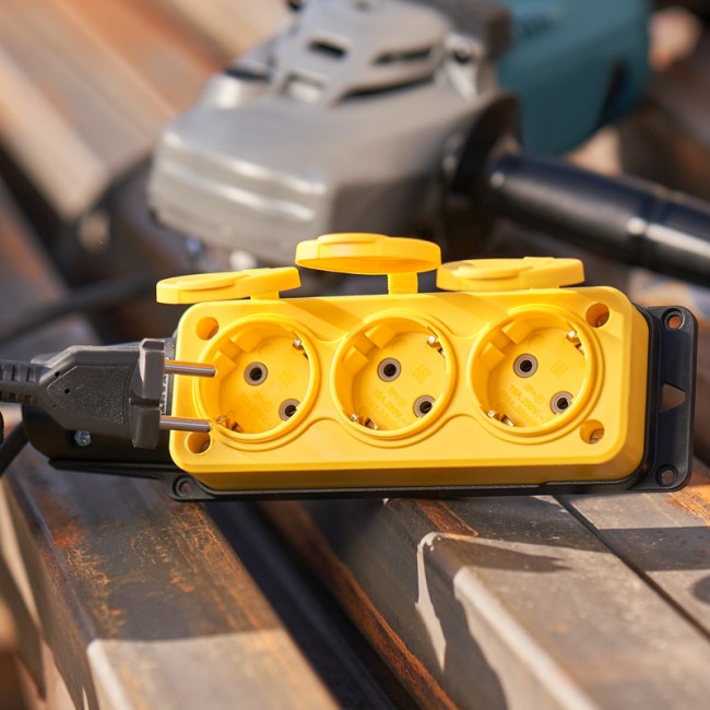 Розетка штепсельная трехместная влагозащищенная, с/з, 16 А, IP54, каучук желтая REXANT